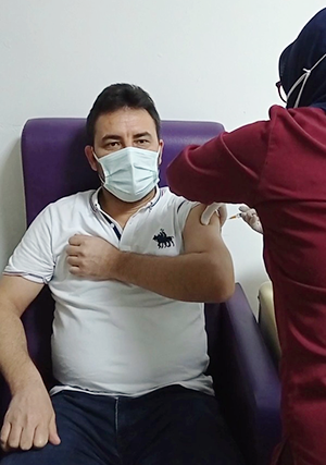 SAĞLIKÇILAR AŞI OLMAYA DEVAM EDİYOR