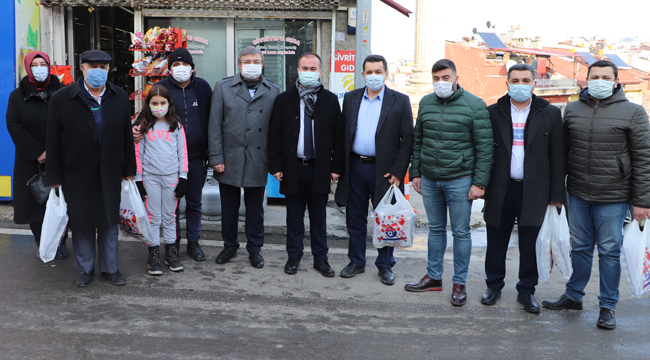 BAKKALDAN ALDILAR, İHTİYAÇ SAHİPLERİNE DAĞITTILAR