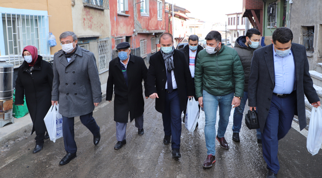 BAKKALDAN ALDILAR, İHTİYAÇ SAHİPLERİNE DAĞITTILAR