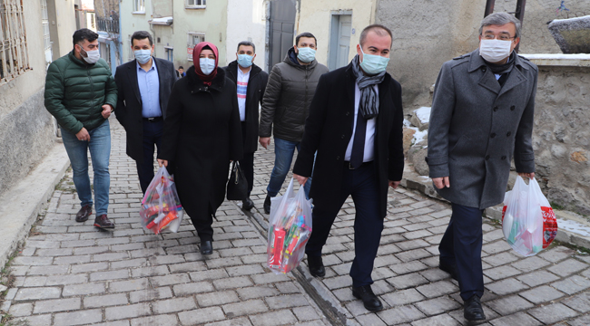 BAKKALDAN ALDILAR, İHTİYAÇ SAHİPLERİNE DAĞITTILAR