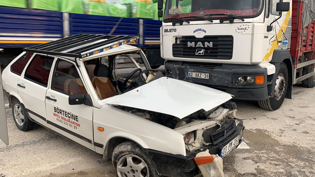 Tırın çarptığı otomobilin sürüklediği anlar güvenlik kamerasında