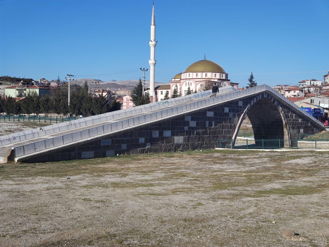 'Koca köprü' 2 bin yıllık geçmişiyle tarihe ışık tutuyor