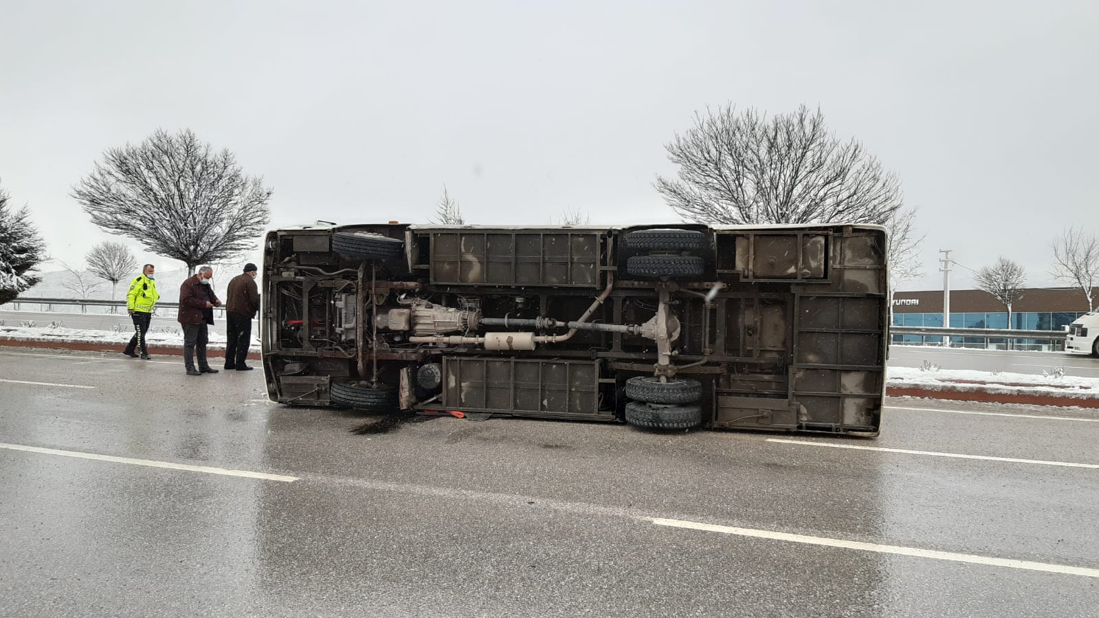 SERVİS OTOBÜSÜ DERVİLDİ: 9 YARALI