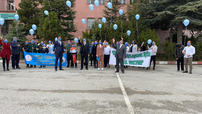 Otizmli öğrenciler havaya mavi balon bırakarak dikkat çekti