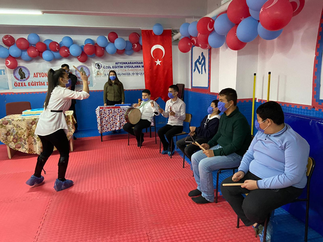 Otizmli öğrenciler havaya mavi balon bırakarak dikkat çekti