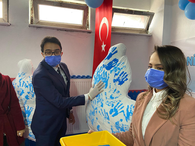 Otizmli öğrenciler havaya mavi balon bırakarak dikkat çekti