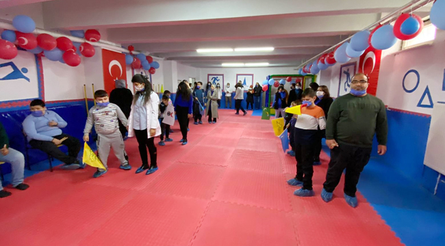 Otizmli öğrenciler havaya mavi balon bırakarak dikkat çekti