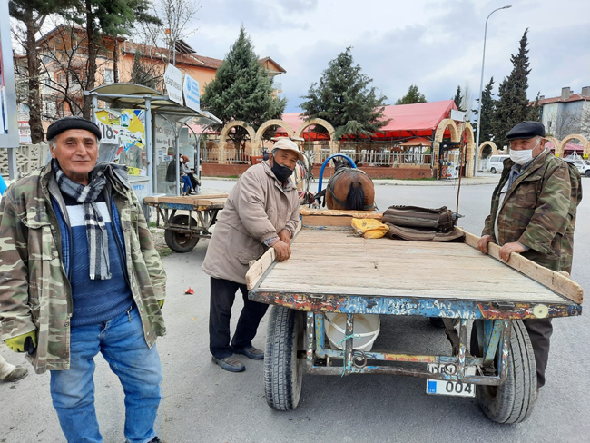 Asırlık at arabacılık can çekişiyor