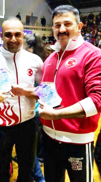 Altın madalyayla döndü