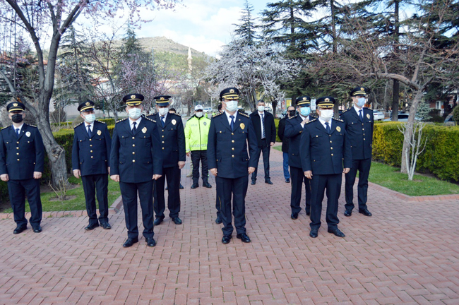 Polis de sağlıkçılar gibi koronavirüsle mücadelede etkin görev yapıyor