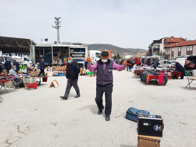 Düğünlere gidemeyince ekmeğini pazarlarda oynayarak çıkartıyor