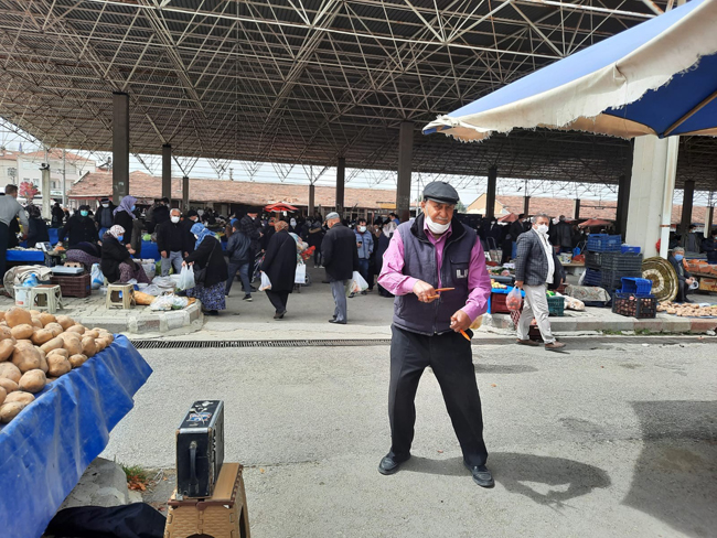 Düğünlere gidemeyince ekmeğini pazarlarda oynayarak çıkartıyor