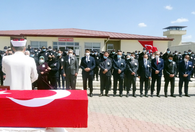 Rüzgardan devrilen demir kapının altında kalan gardiyan hayatını kaybetti
