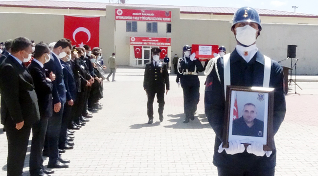 Rüzgardan devrilen demir kapının altında kalan gardiyan hayatını kaybetti