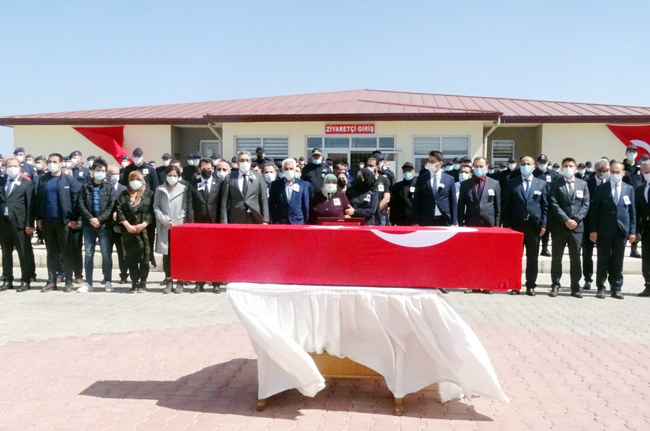 Rüzgardan devrilen demir kapının altında kalan gardiyan hayatını kaybetti