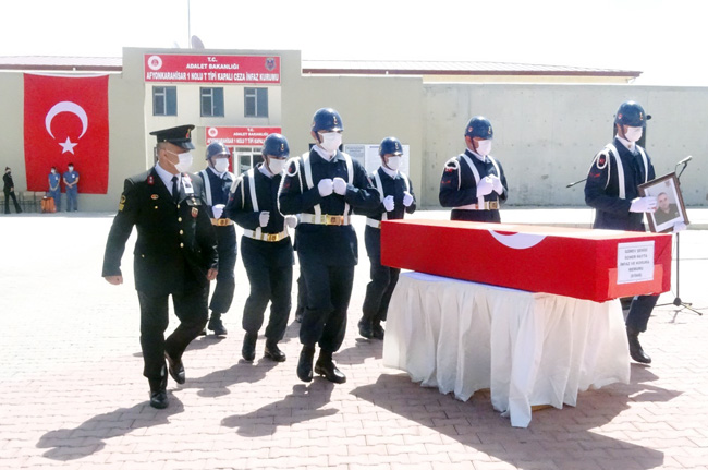 Rüzgardan devrilen demir kapının altında kalan gardiyan hayatını kaybetti