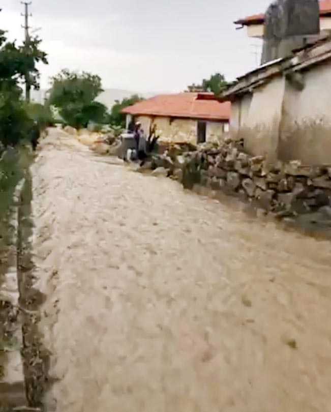 Şiddetli yağış köydeki yolları dereye çevirdi