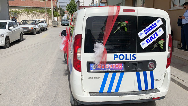 Bekçi, gelin almaya süslenen devriye aracı ile gitti