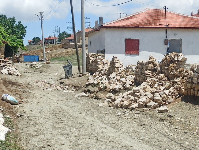 Şiddetli yağış köy yollarını dereye çevirdi