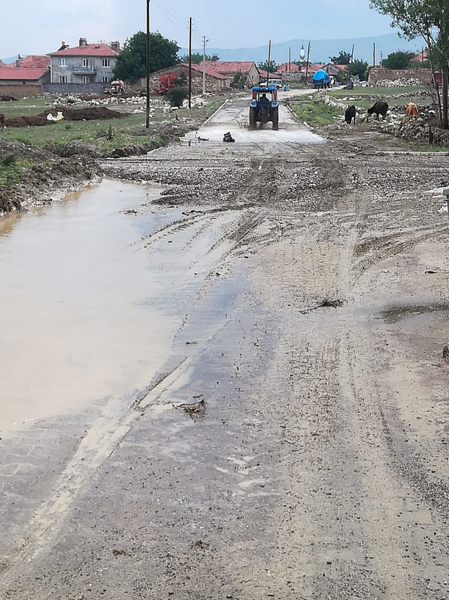 Şiddetli yağış köy yollarını dereye çevirdi