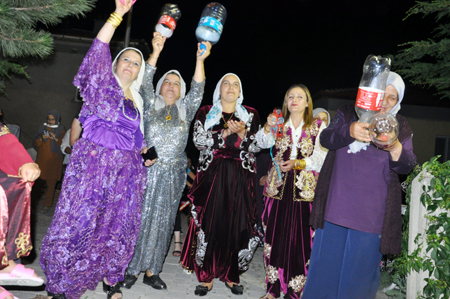 Eski gelenek ve görenekler köy düğünlerinde yaşatılıyor