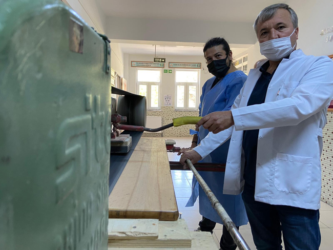 Öğrencileri için kolları sıvadı