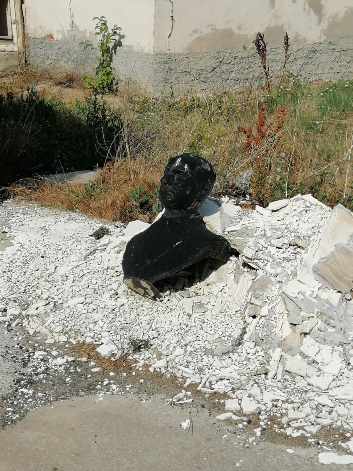 Atatürk büstüne büyük saygısızlık
