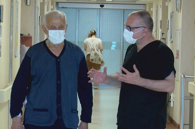 Afyonlu Doktor 81 yaşındaki hastanın derdine çare oldu