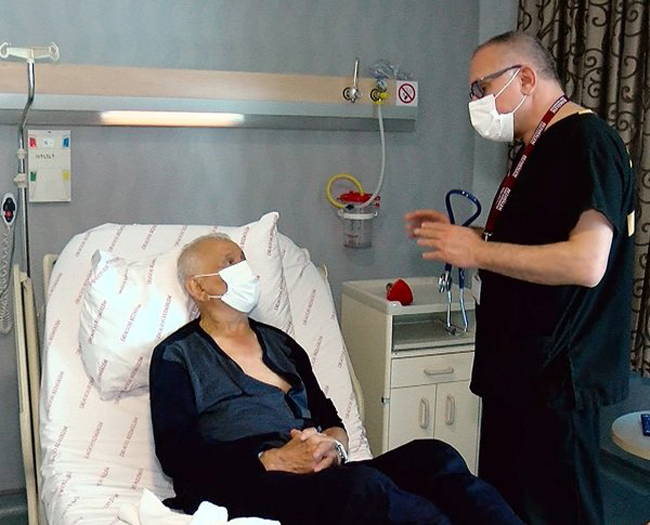 Afyonlu Doktor 81 yaşındaki hastanın derdine çare oldu