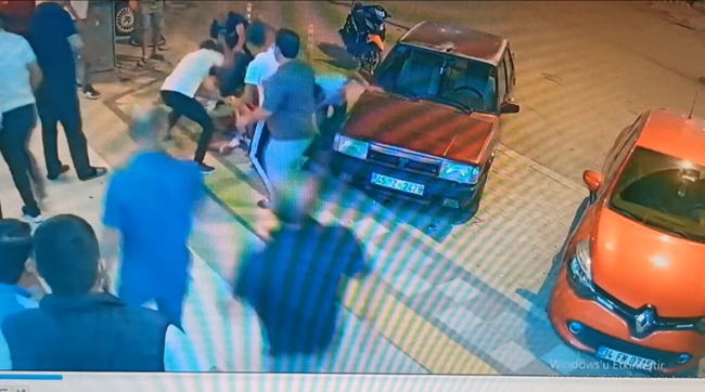 KAFASINDAN TUTTUĞU ADAMIN SIRTINA BIÇAĞI SAPLADI