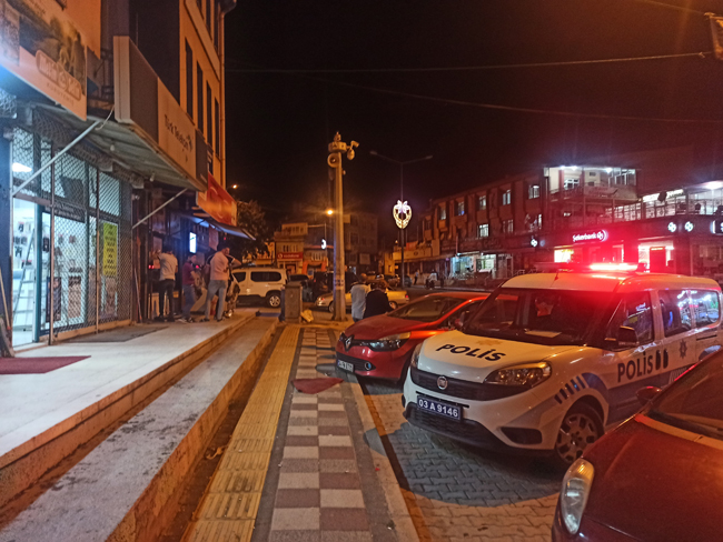KAFASINDAN TUTTUĞU ADAMIN SIRTINA BIÇAĞI SAPLADI