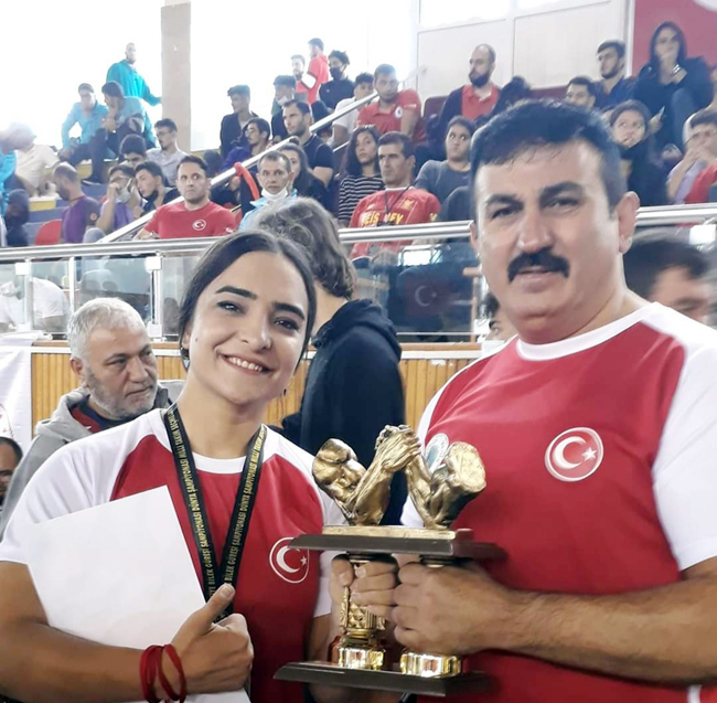 Çelik bilekler 10 madalyayla döndü
