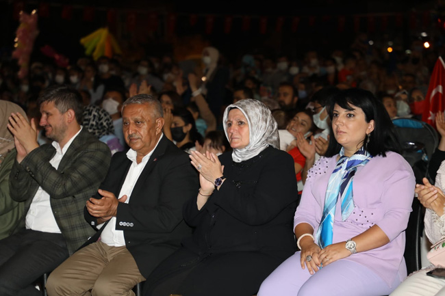 AFYONKARAHİSAR’DA HALK OYUNLARI RÜZGÂRI ESTİ