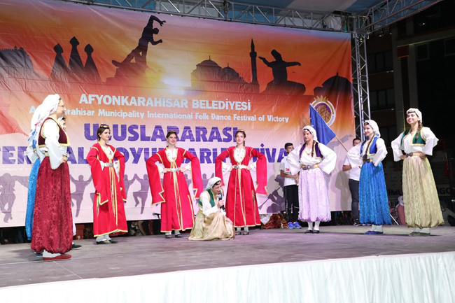 AFYONKARAHİSAR’DA HALK OYUNLARI RÜZGÂRI ESTİ