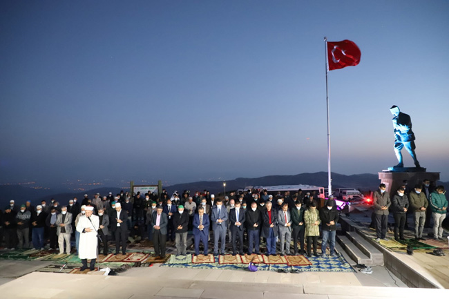 KOCATEPE’DE CEMAATLE SABAH NAMAZI KILINDI