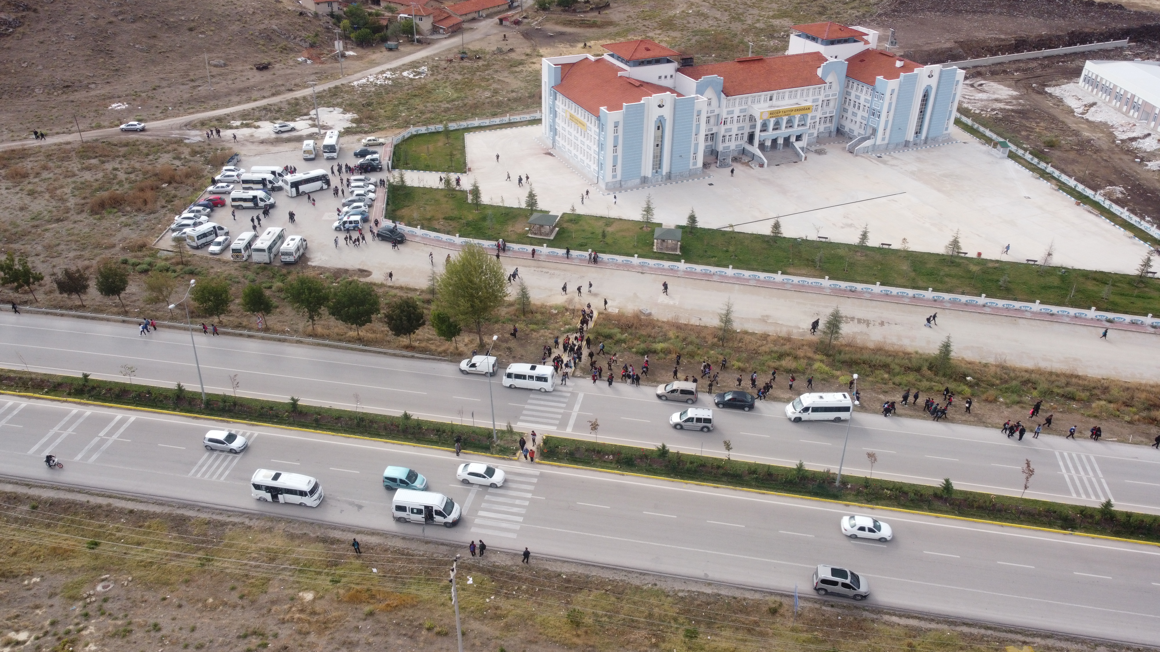 RECEP TAYYİP ERDOĞAN ANADOLU LİSESİ ÖĞRENCİLERİNİN TEHLİKELİ OKUL YOLCULUĞU