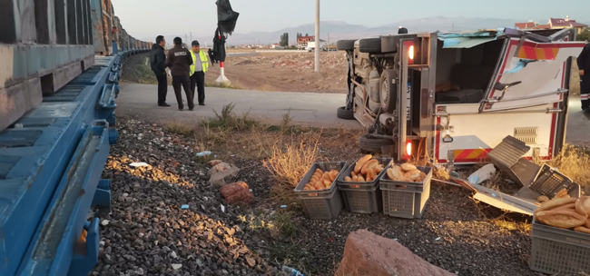 EKMEK TAŞIYAN KAMYONETE YÜK TRENİ ÇARPTI