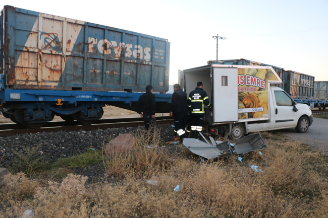 EKMEK TAŞIYAN KAMYONETE YÜK TRENİ ÇARPTI