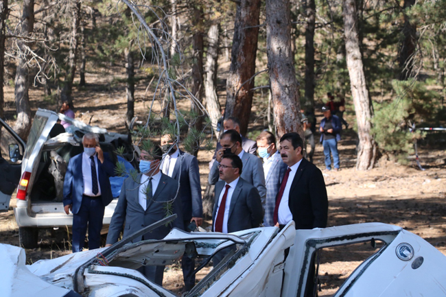 ÖLÜM MİNİBÜSÜNDEN YARALI ÇIKAN ÖĞRENCİ  800 METRE YÜRÜYÜP KAZAYI HABER ETTİ