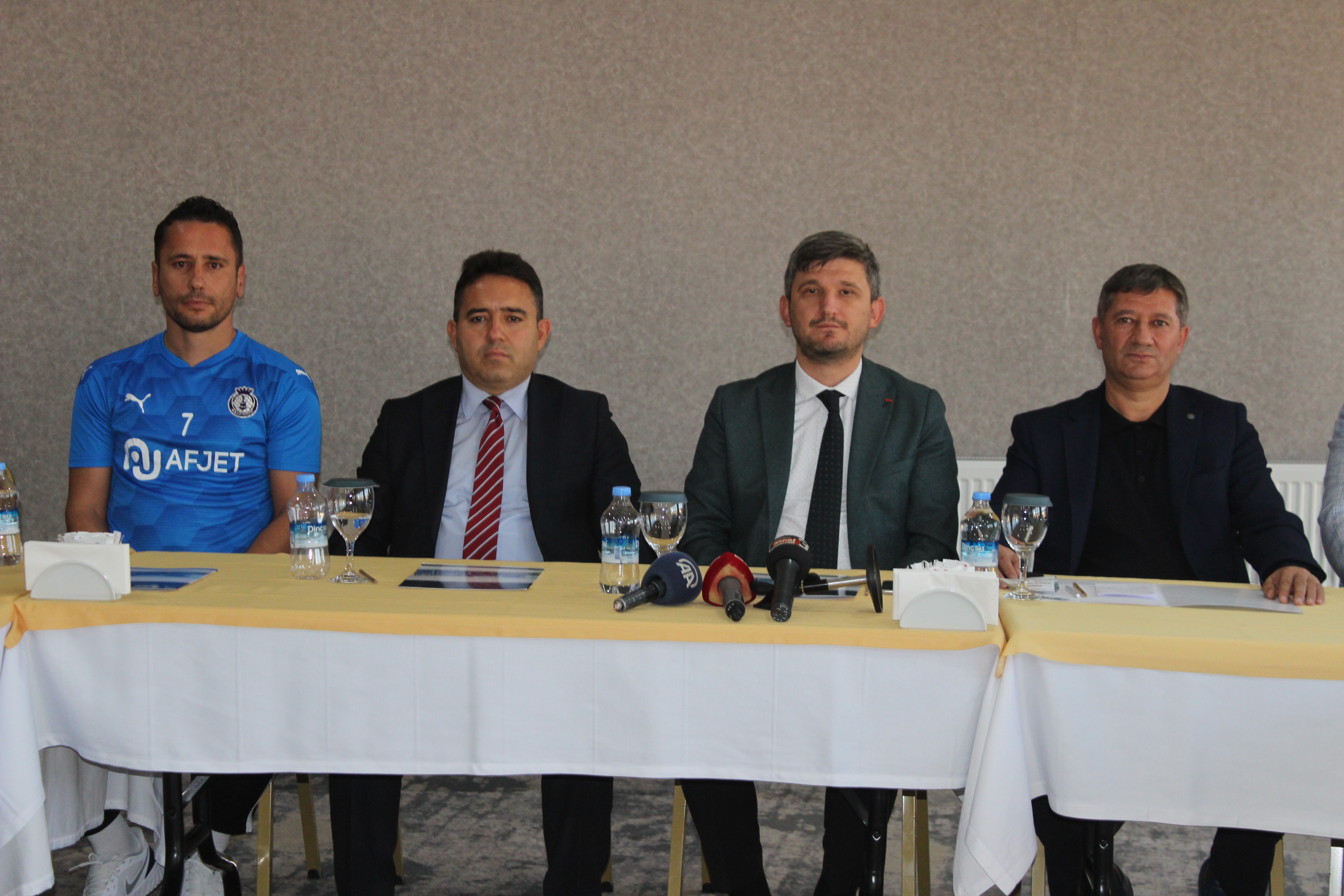 “BÜYÜK BİR CAMİAYA GELDİĞİMİZİN FARKINDAYIZ”