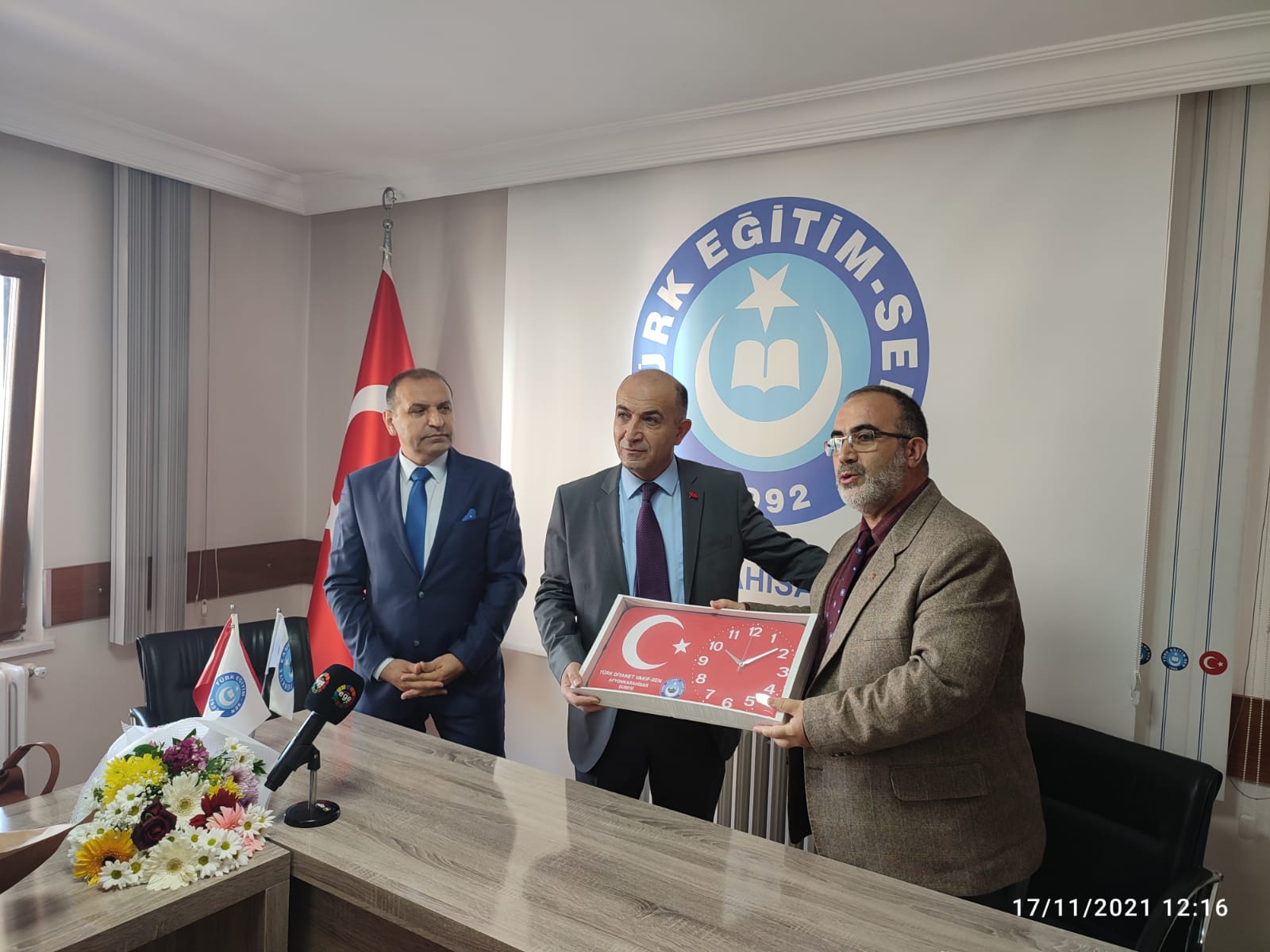 TÜRK EĞİTİM–SEN’DE DEVİR TESLİM TÖRENİ YAPILDI