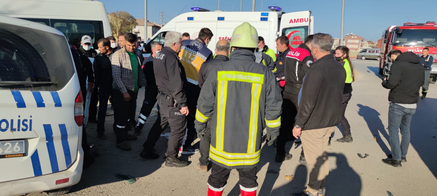 POLİS OTOSU İLE ÖĞRENCİ SERVİSİ ÇARPIŞTI