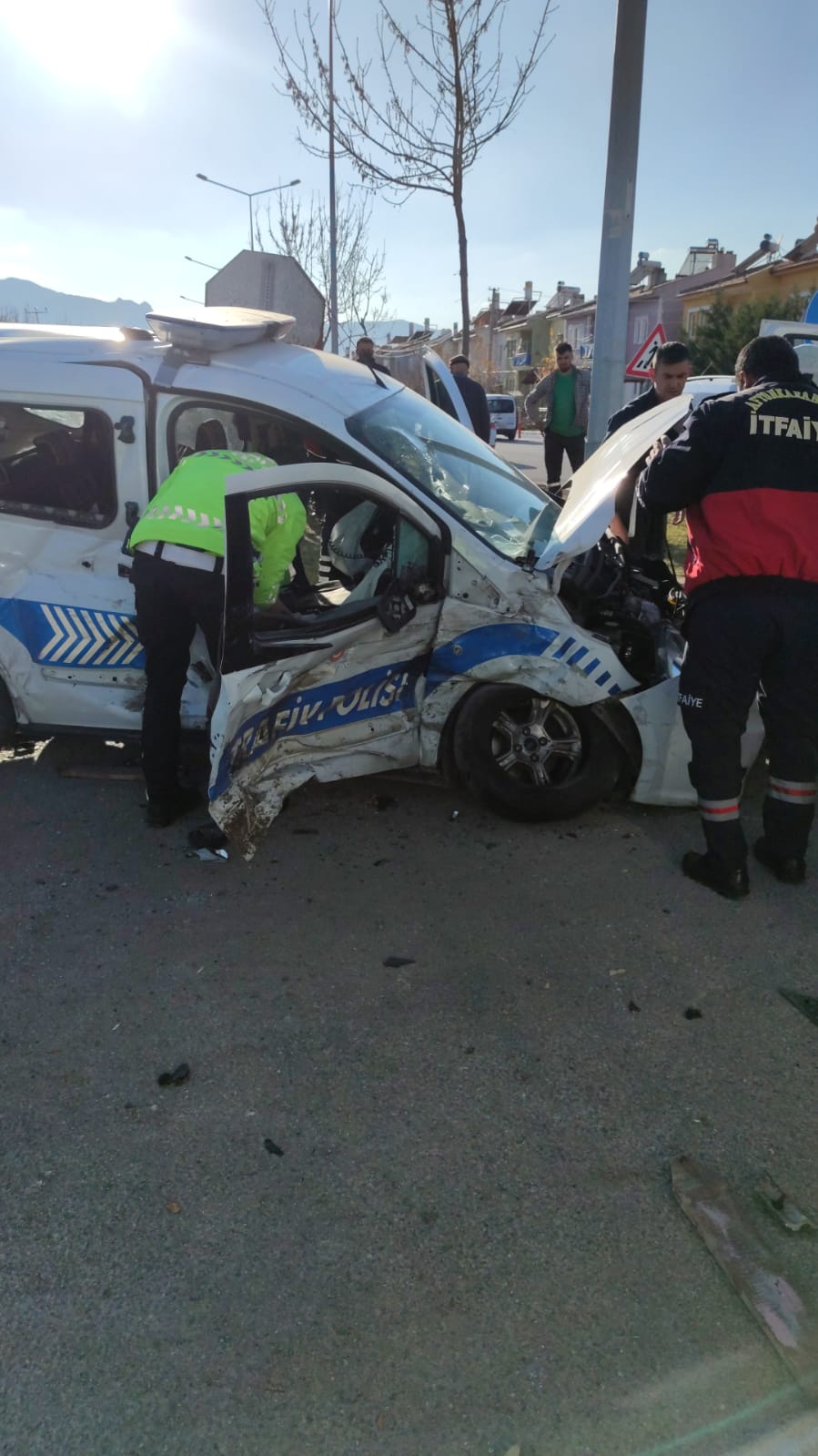 POLİS OTOSU İLE ÖĞRENCİ SERVİSİ ÇARPIŞTI