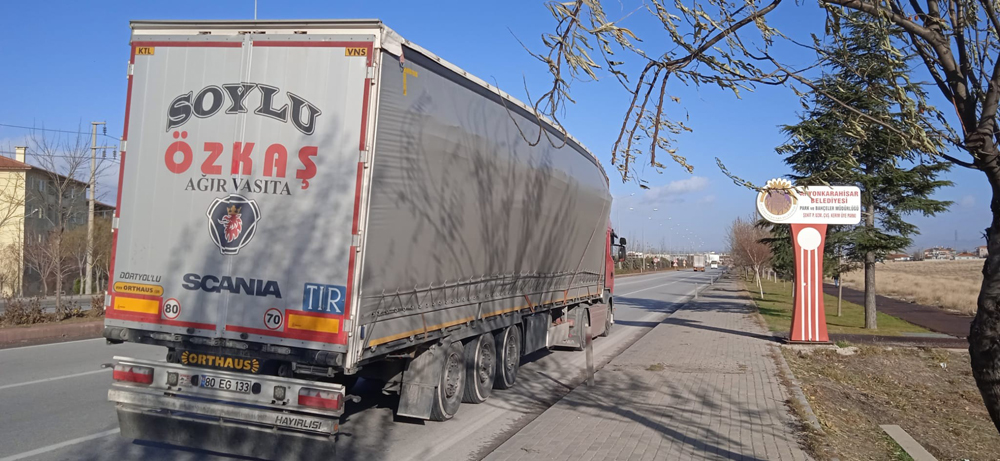 Afyonkarahisar'da lodos ağaçları yerinden söktü, tırları devirme noktasına getirdi