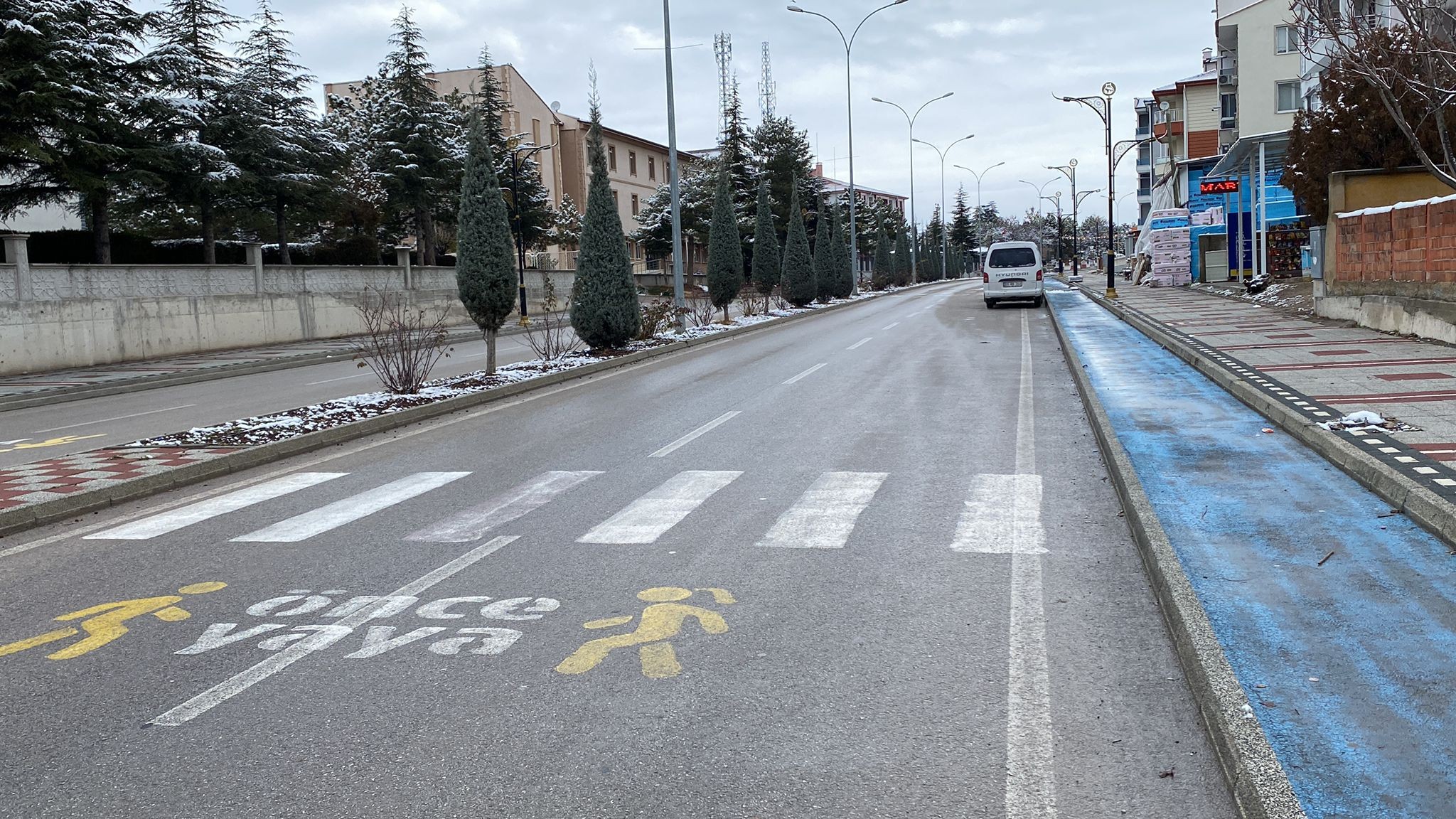 SERVİS ARACINDAN İNEN KIZA MİNİBÜS ÇARPTI