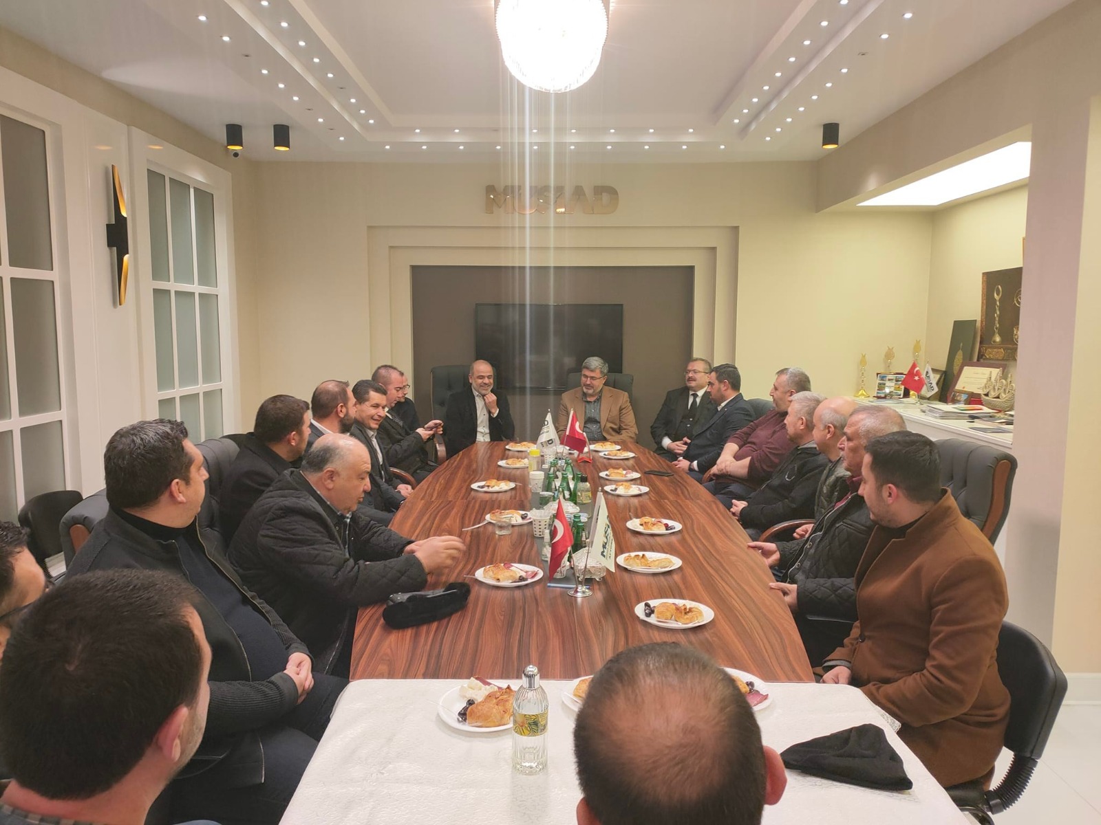 Özkaya, MÜSİAD yönetimi ile bir araya geldi