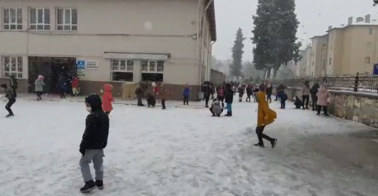 Önce dua ettiler sonra kar topu oynadılar