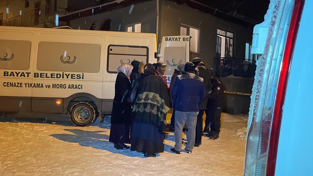 YAŞLI KADININ BOĞAZINI KESTİLER