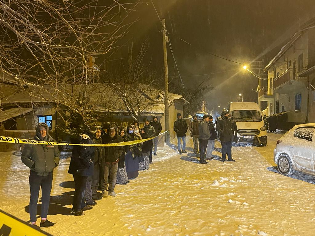 YAŞLI KADININ BOĞAZINI KESTİLER