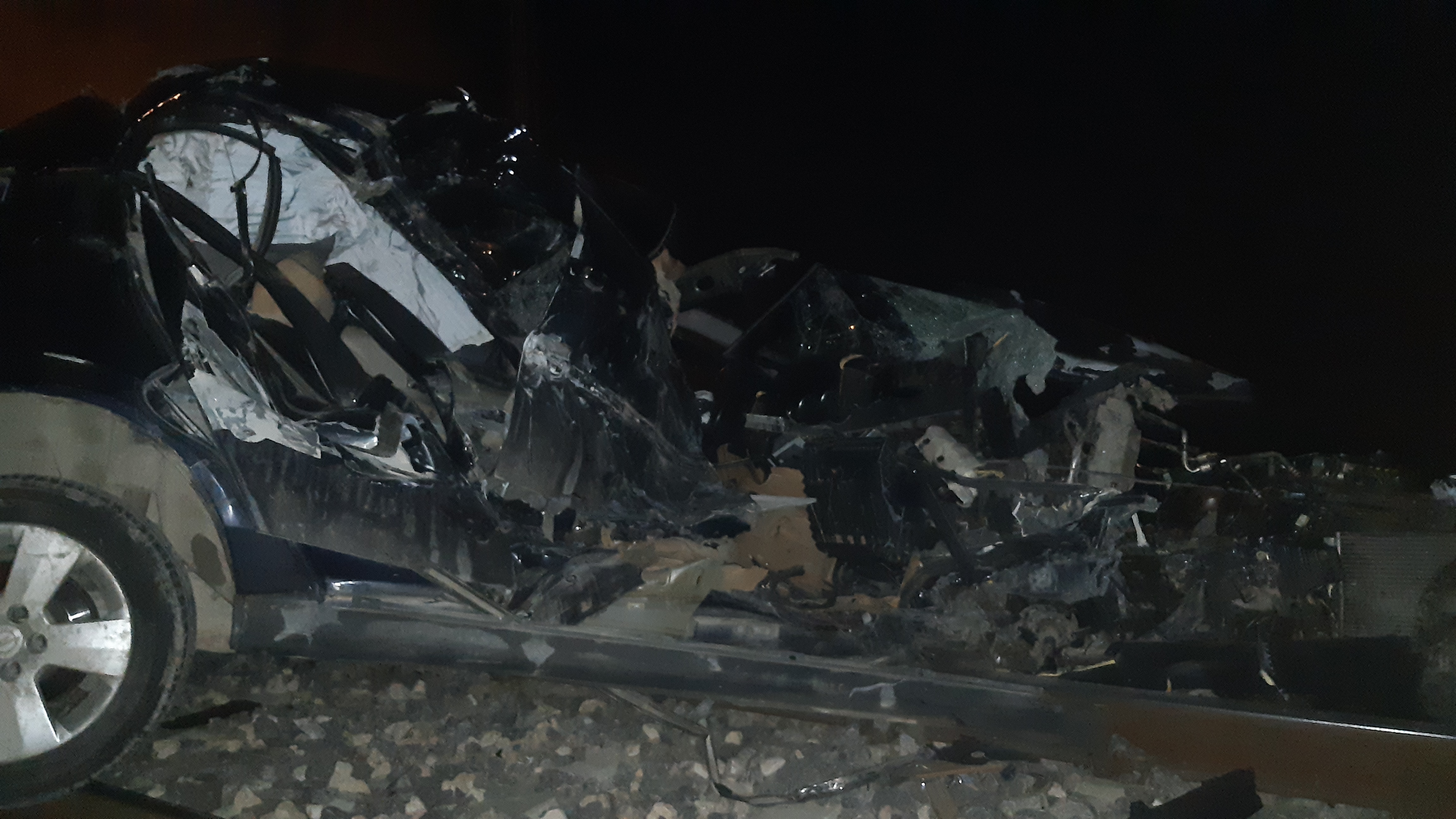 Trenin çarptığı otomobilden kıl payı atlayarak kurtuldu